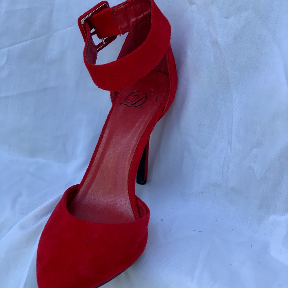 Heels - Picture 3 of 4